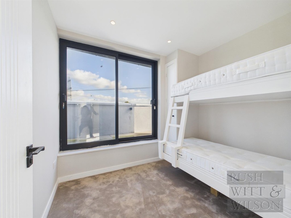 Lot: 100 - WELL PRESENTED DETACHED HOUSE - Bedroom 2